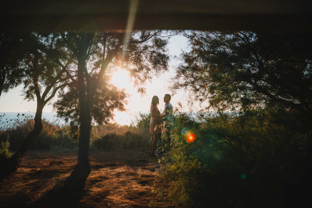 Fotógrafo de bodas en Cádiz capturando momentos espontáneos en Sancti Petri.