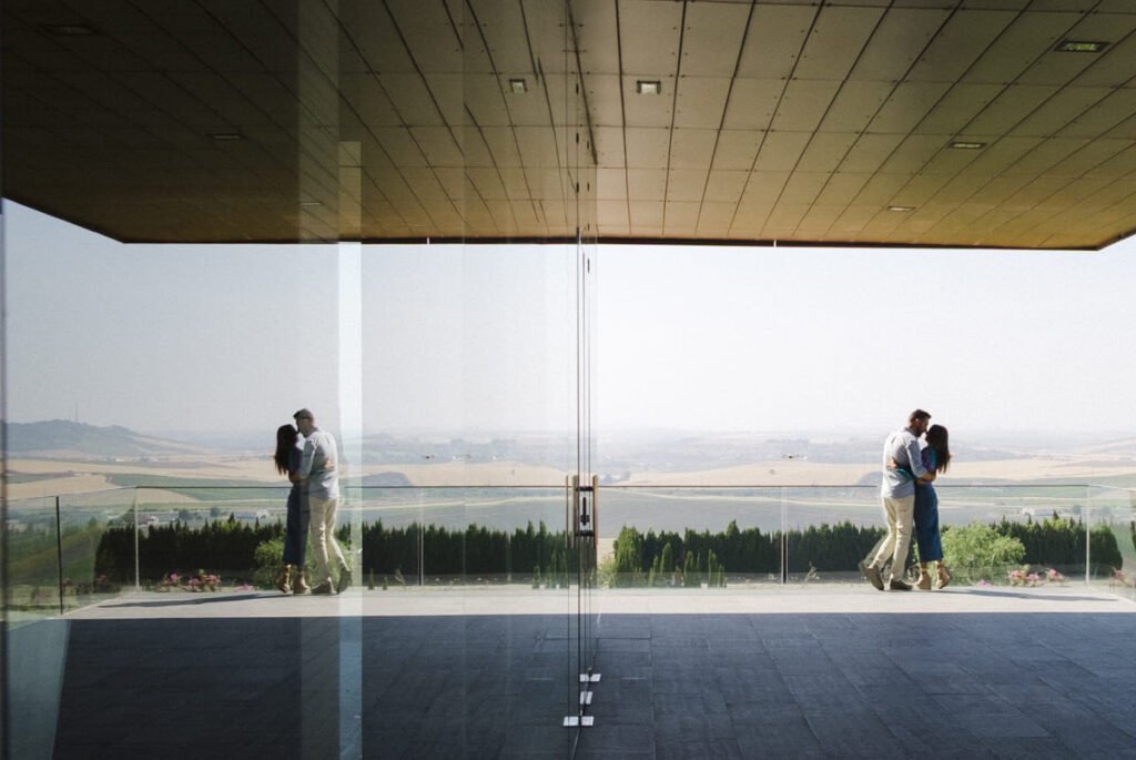 Preboda en Bodegas Luis Perez | Fotografía natural de parejas