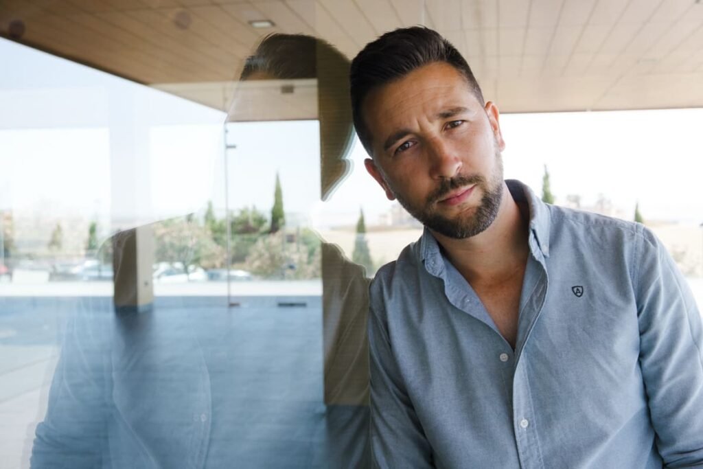 Preboda en Bodegas Luis Perez | Fotografía natural de parejas