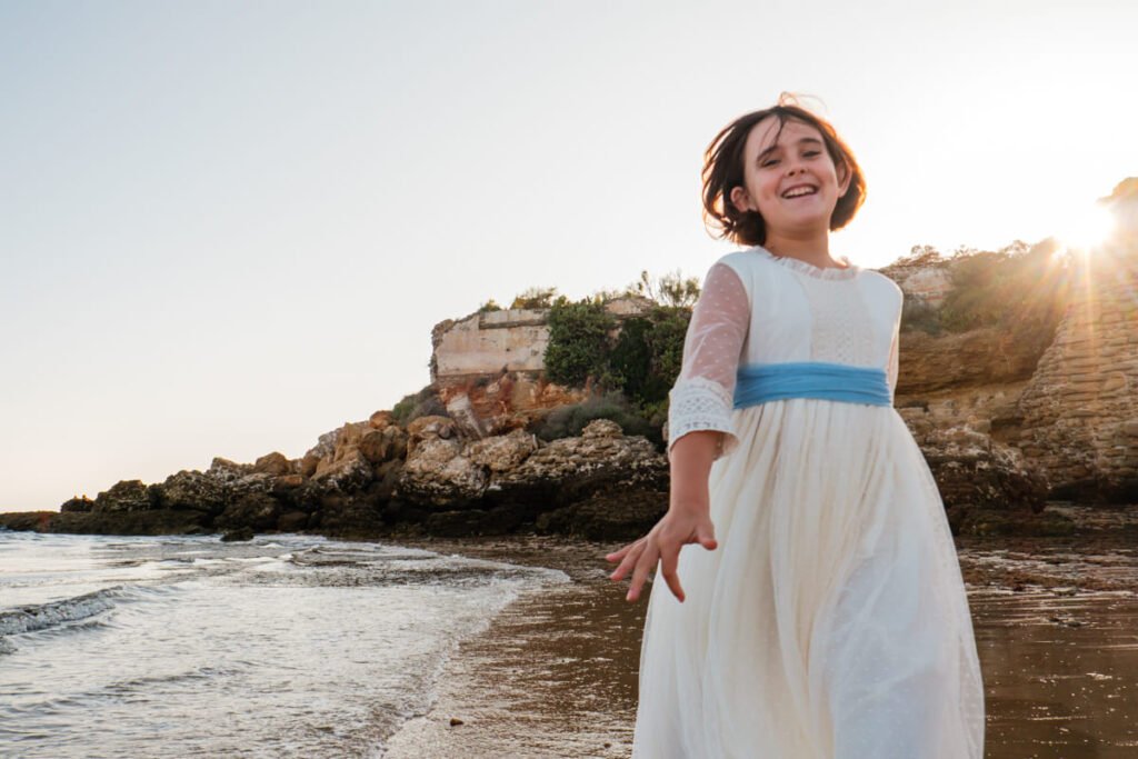Sesión de comunión en la playa con luz natural en Cádiz