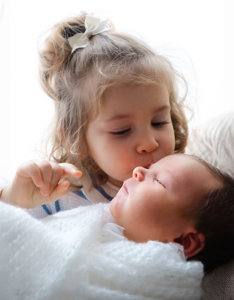 fotos recién nacido con hermano mayor en familia