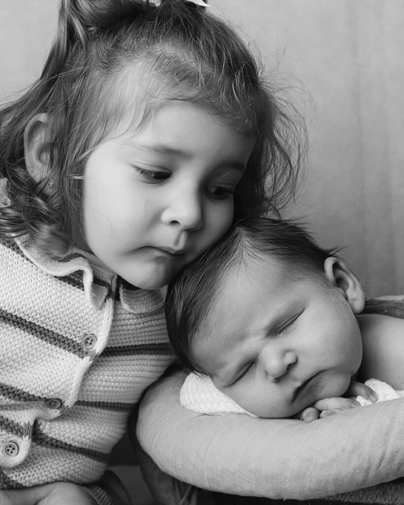fotos recién nacido con hermano mayor en familia