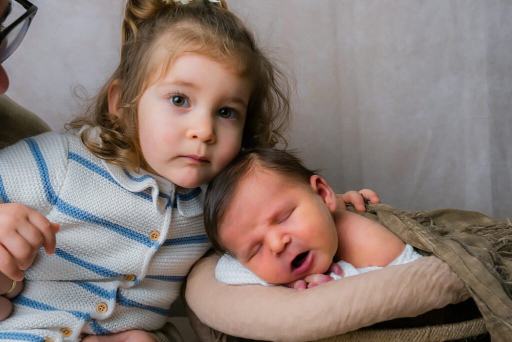 fotos recién nacido con hermano mayor en familia