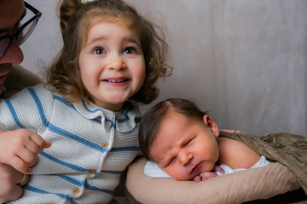 sesión newborn con hermana de 2 años en estudio en Jerez