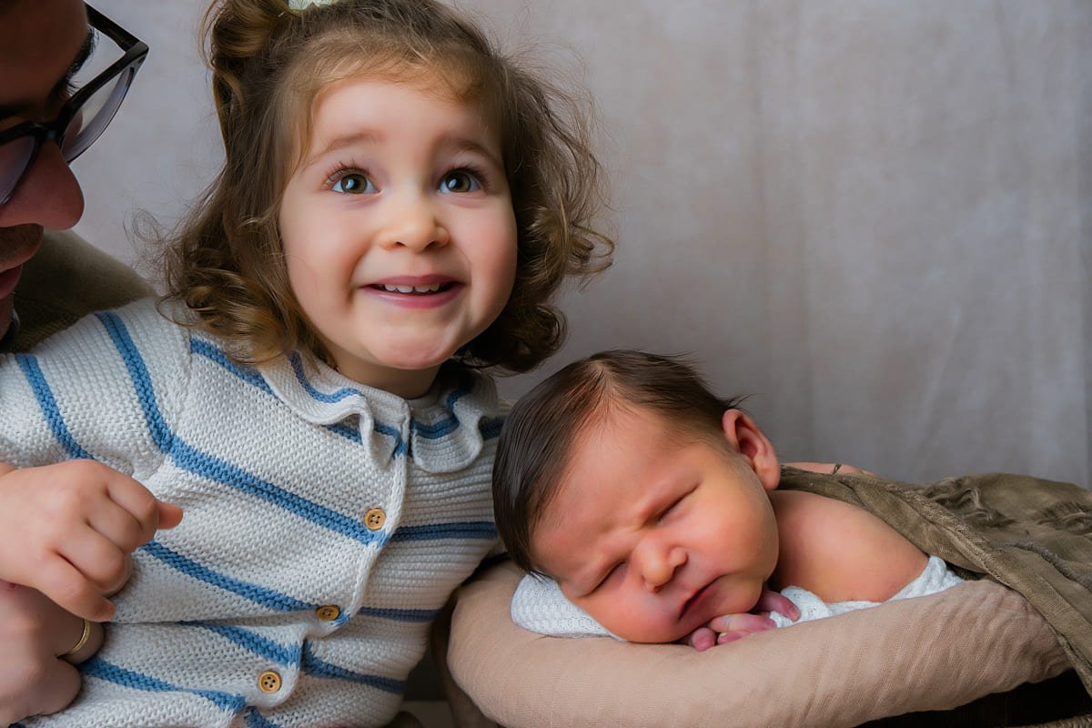Sesión newborn con hermanos en estudio en Jerez | Fotógrafo newborn