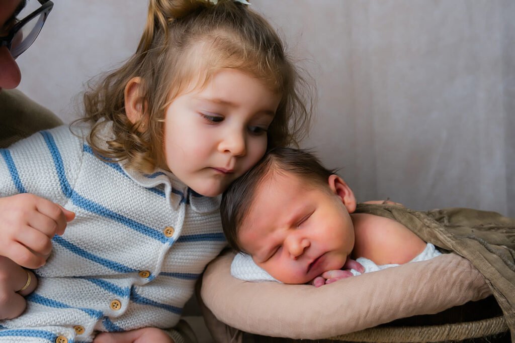 sesión newborn con hermana de 2 años en estudio en Jerez