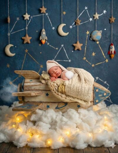 Bebé recién nacido en escenario de cohete en fotografía newborn en Jerez