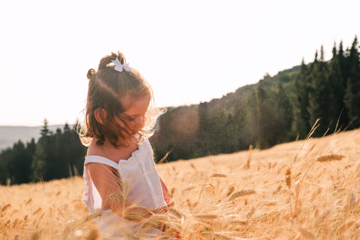 Sesión fotos familia campo trigo Jerez atardecer luz natural — José Cáceres Fotografía