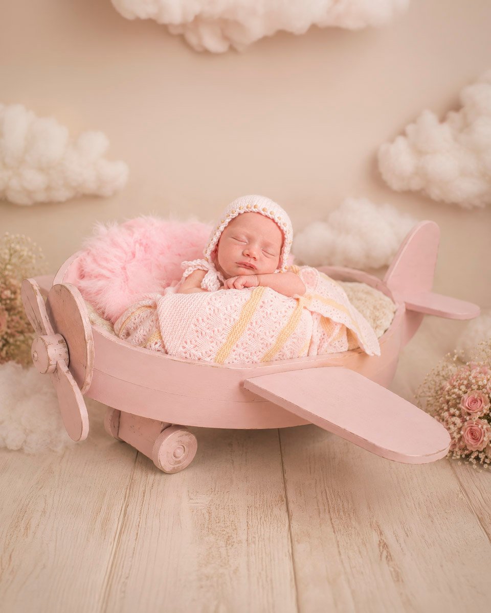 Fotografía newborn original avión bebé recién nacido estudio Jerez Cádiz — José Cáceres