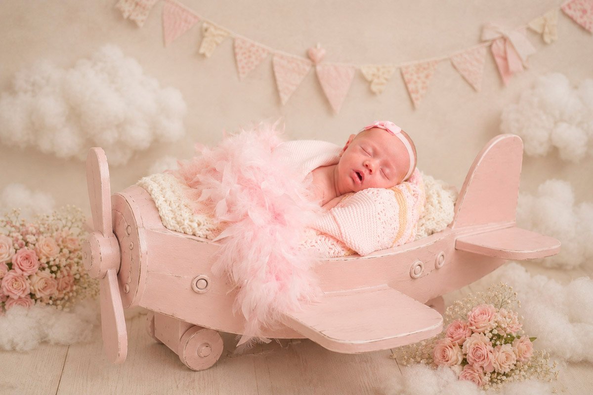 Sesión newborn creativa en estudio Jerez — bebé con globo escena única José Cáceres Fotografía