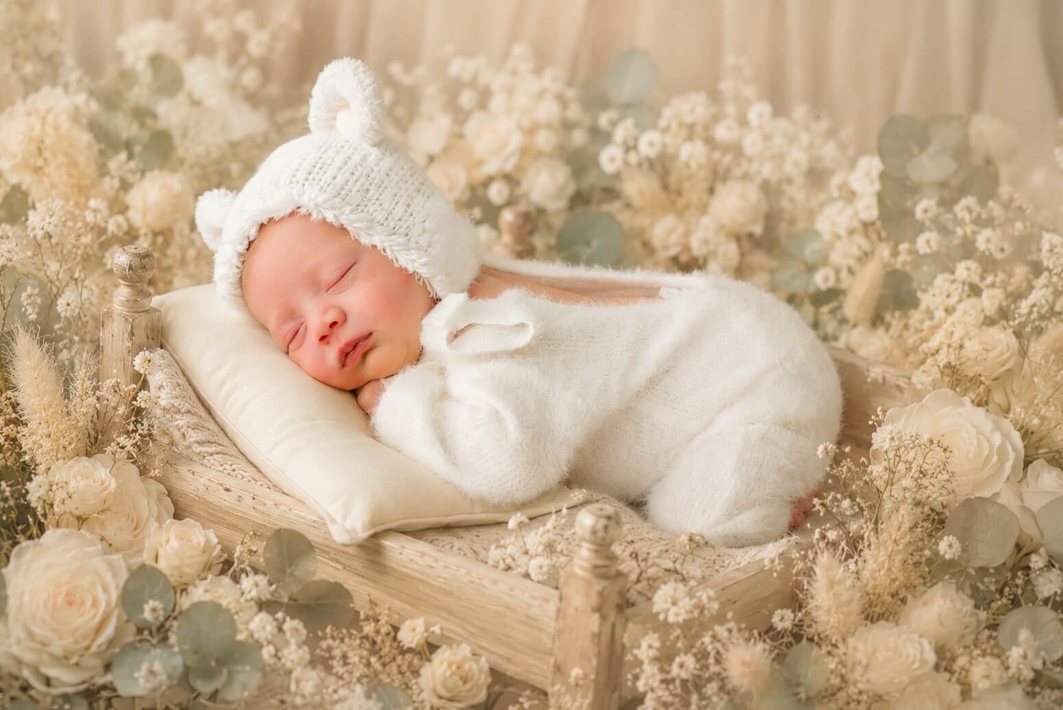Fotografía newborn de niña en camita — bebé recién nacida en estudio de Jerez y Cádiz José Cáceres