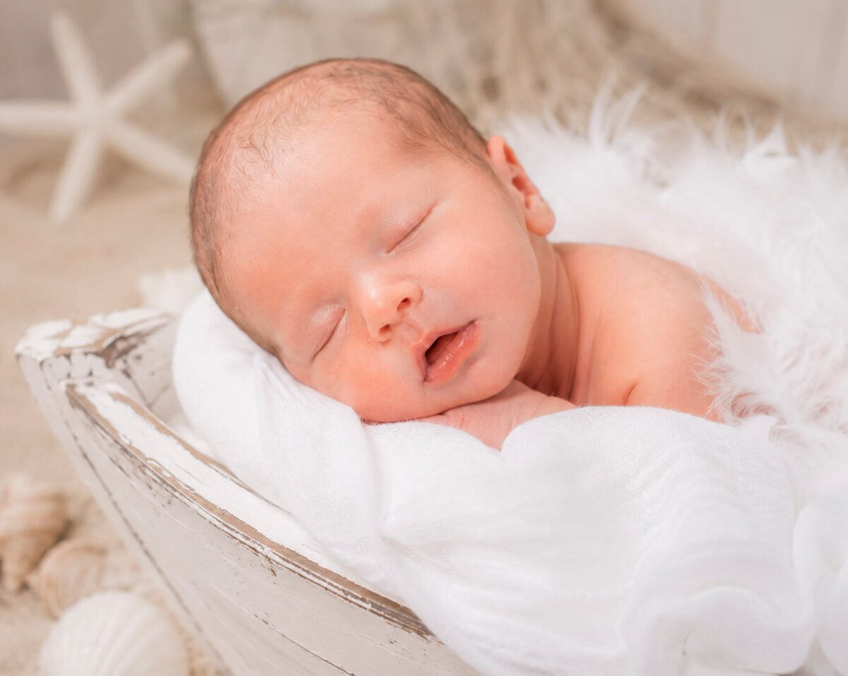 Fotografía de recién nacido en verano en Cádiz — sesión newborn en estudio en Jerez, José Cáceres