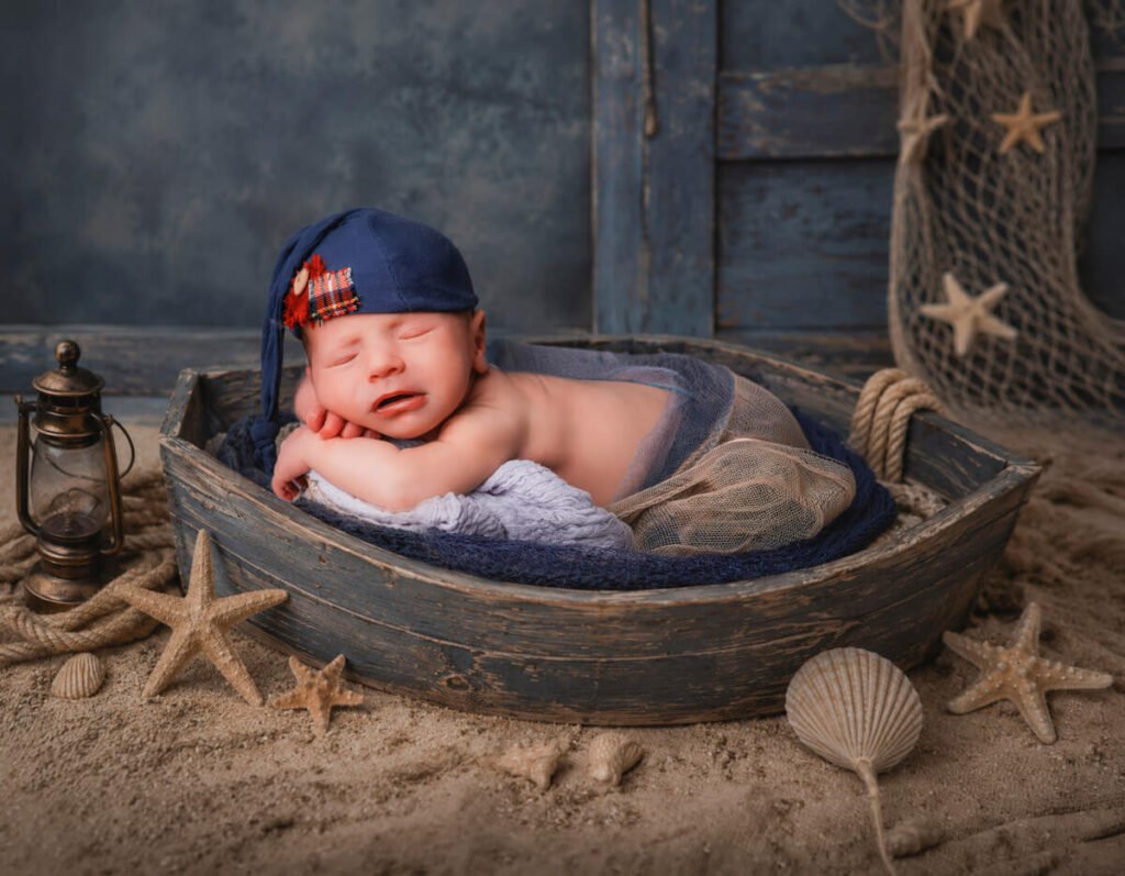 Fotografía newborn estilo playa en Cádiz — recién nacido en escenario costero de estudio en Jerez