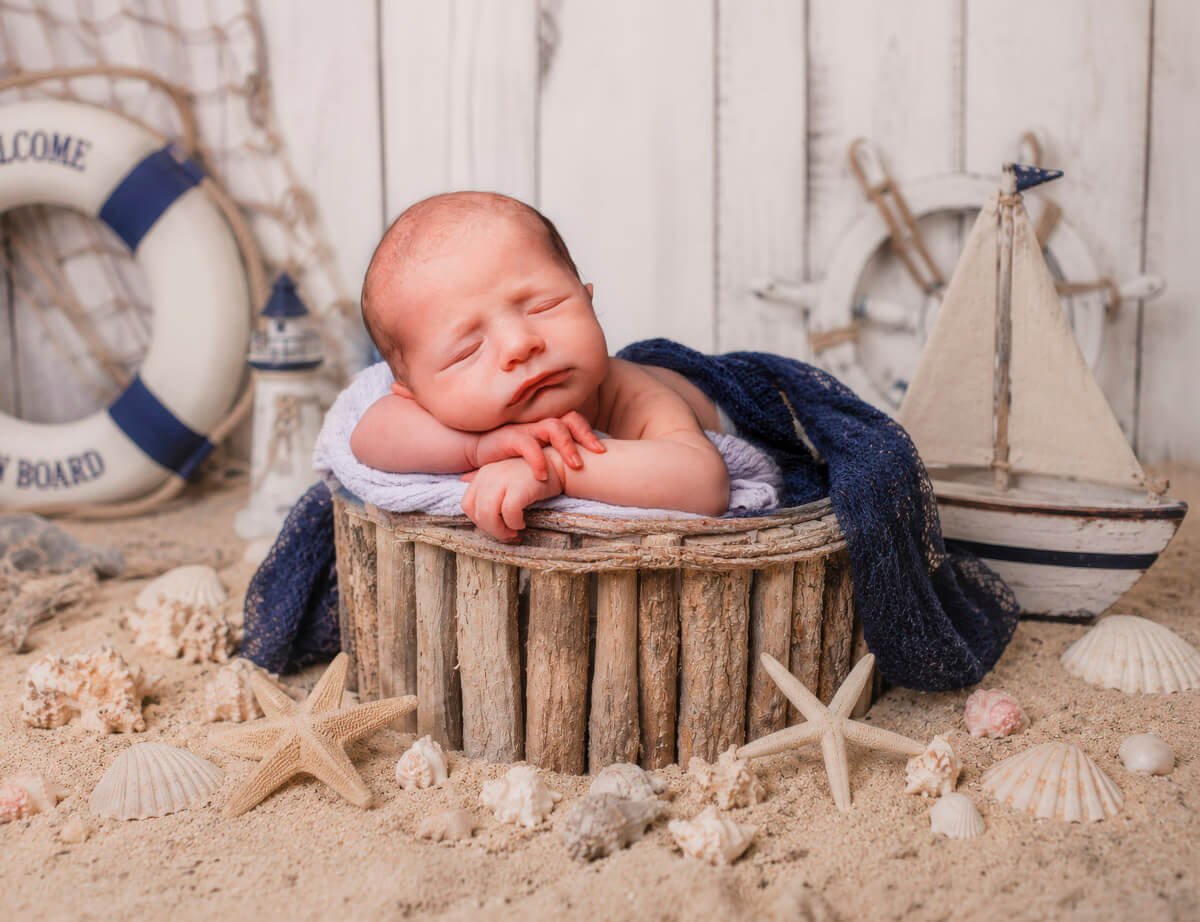 Newborn estilo playa en Jerez en estudio — fotógrafo de recién nacido en Cádiz José Cáceres