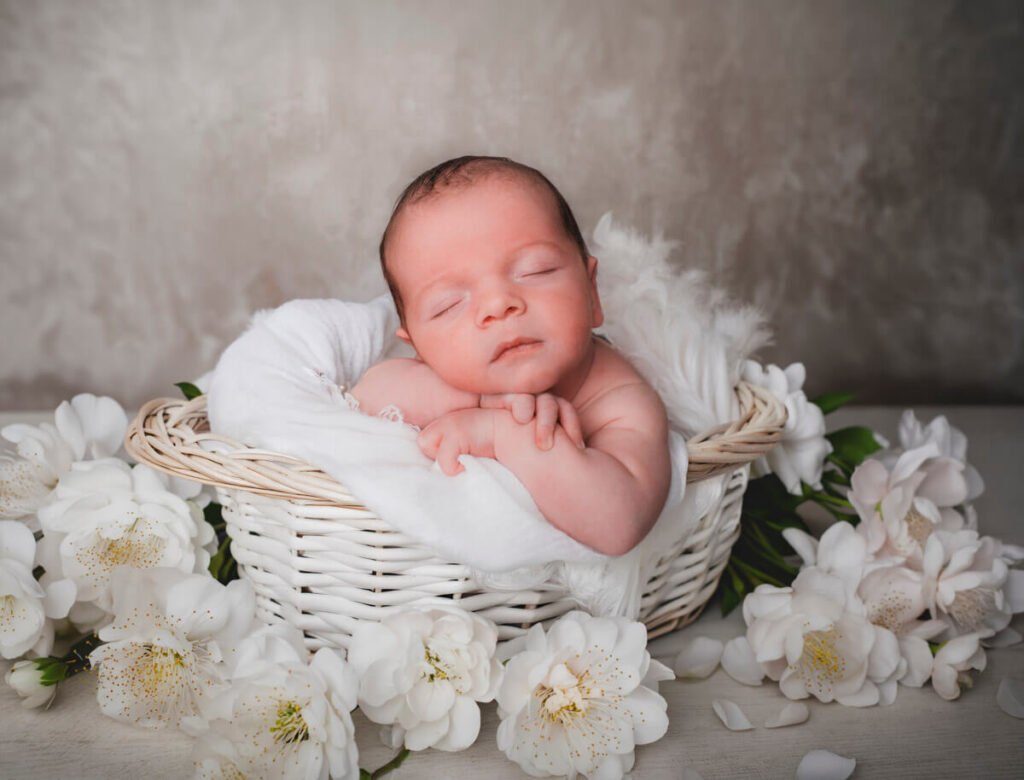 Cuándo hacer fotos newborn en Jerez — recién nacido dormido en estudio José Cáceres
