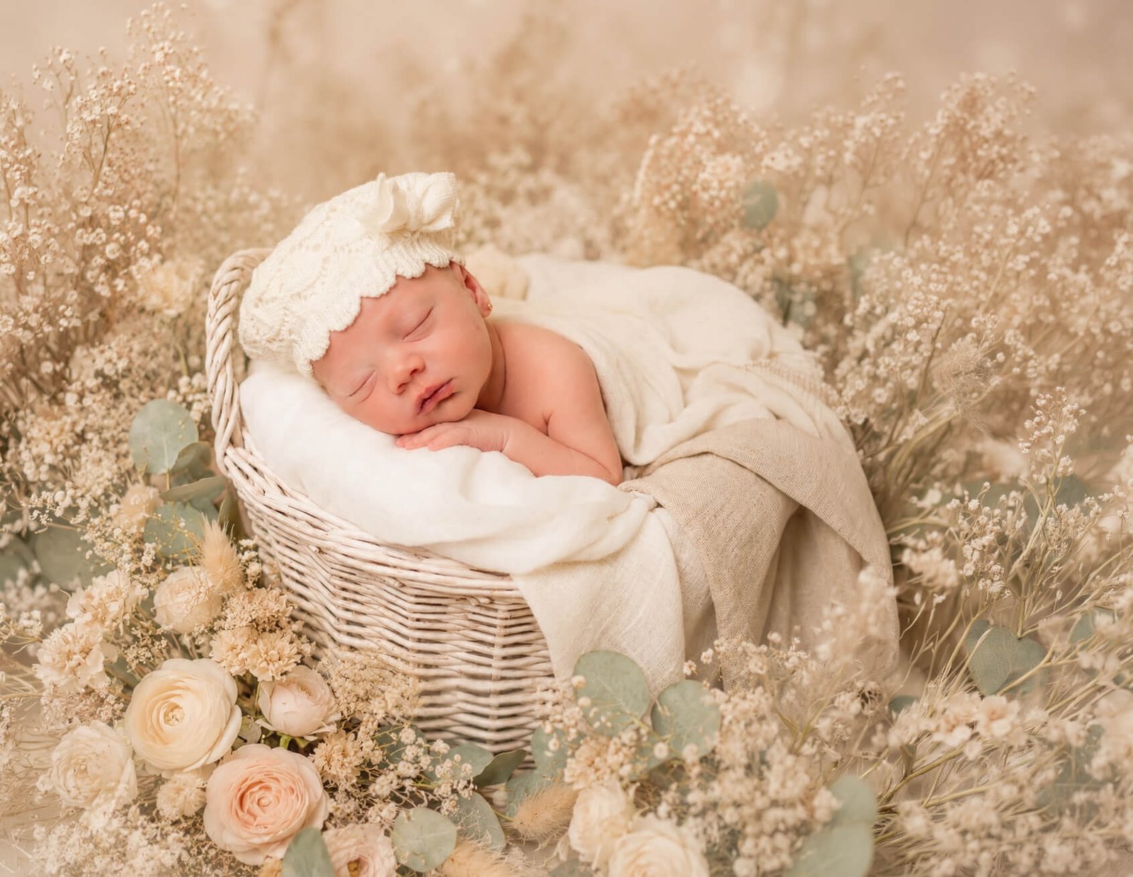 Sesión de recién nacida en estudio en Jerez — fotógrafo newborn de niña José Cáceres Cádiz