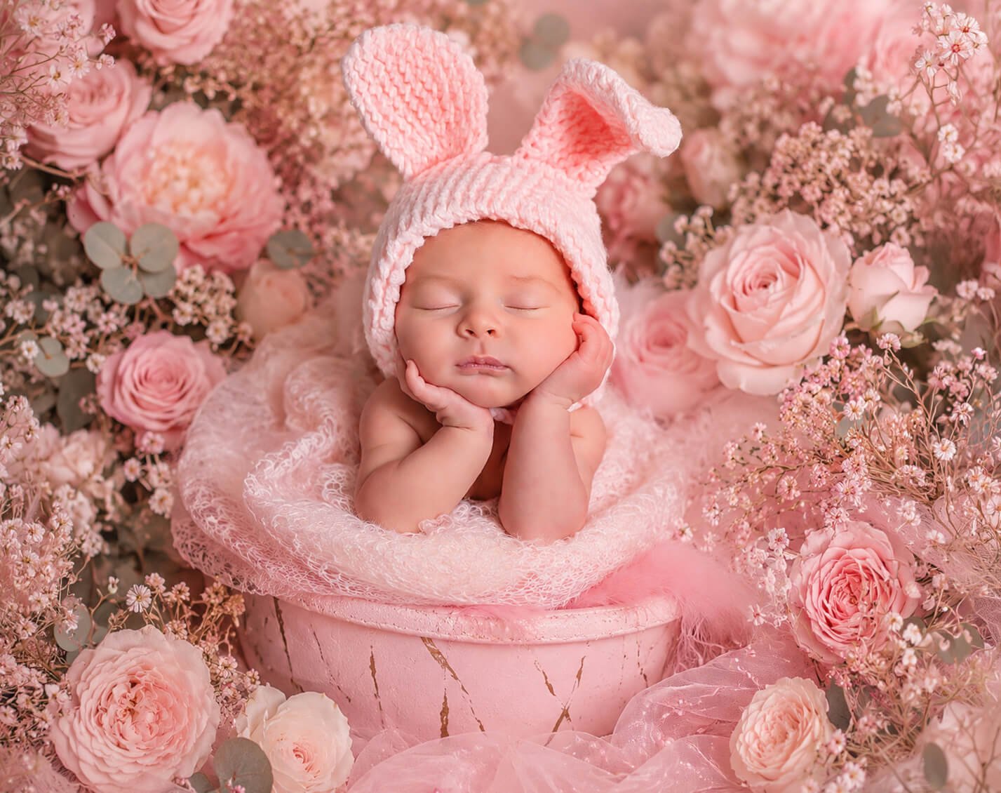 Fotos newborn de niña en Jerez con tocado de flores — sesión de recién nacida José Cáceres