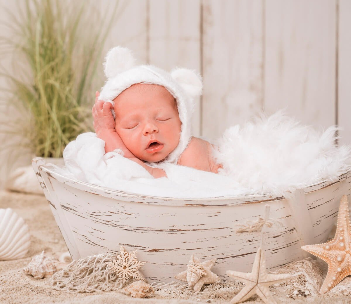 Sesión newborn de estilo náutico en Jerez — escenario veraniego para fotos de recién nacido en estudio